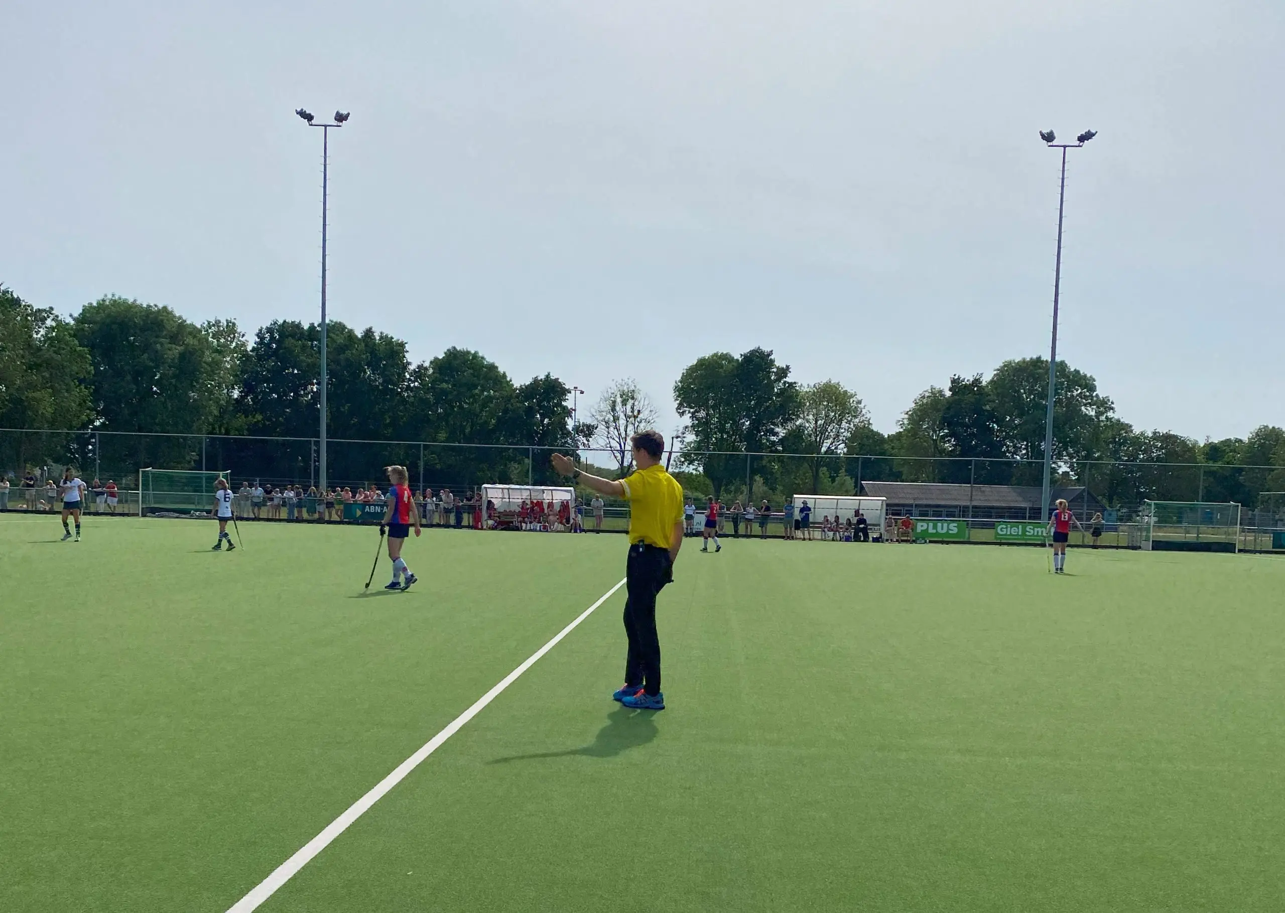 Scheidsrechter headset ondertseunt arbitrage bij NK hockey onder 14