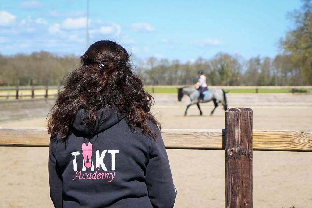 TAKT Academy kiest voor instructieset van AXIWI voor paardrijden