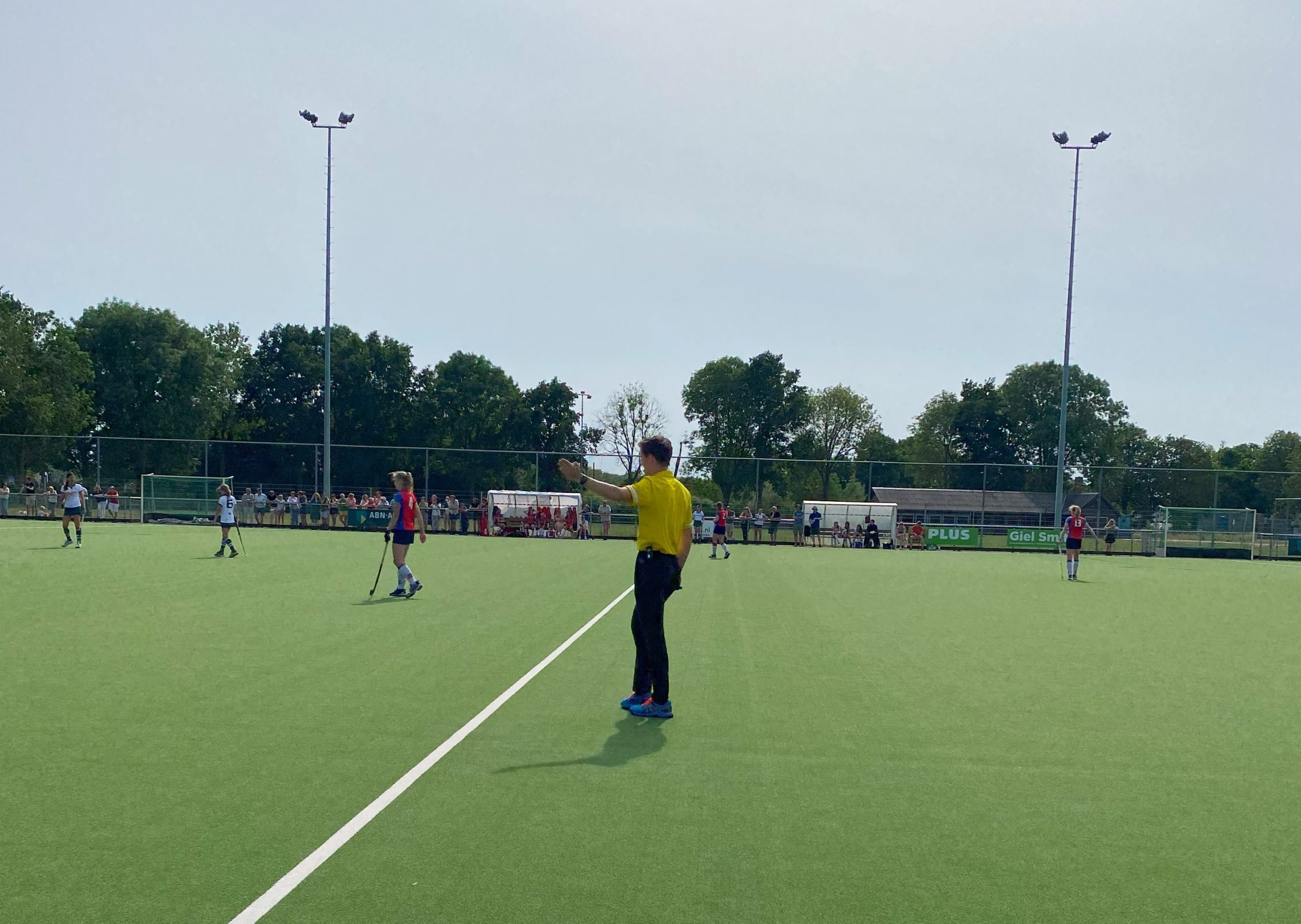 Scheidsrechter headset ondertseunt arbitrage bij NK hockey onder 14